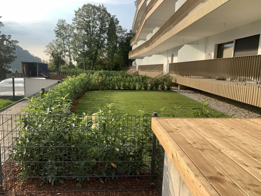 Moderner und strukturierter Garten mit einer grünen Wiese