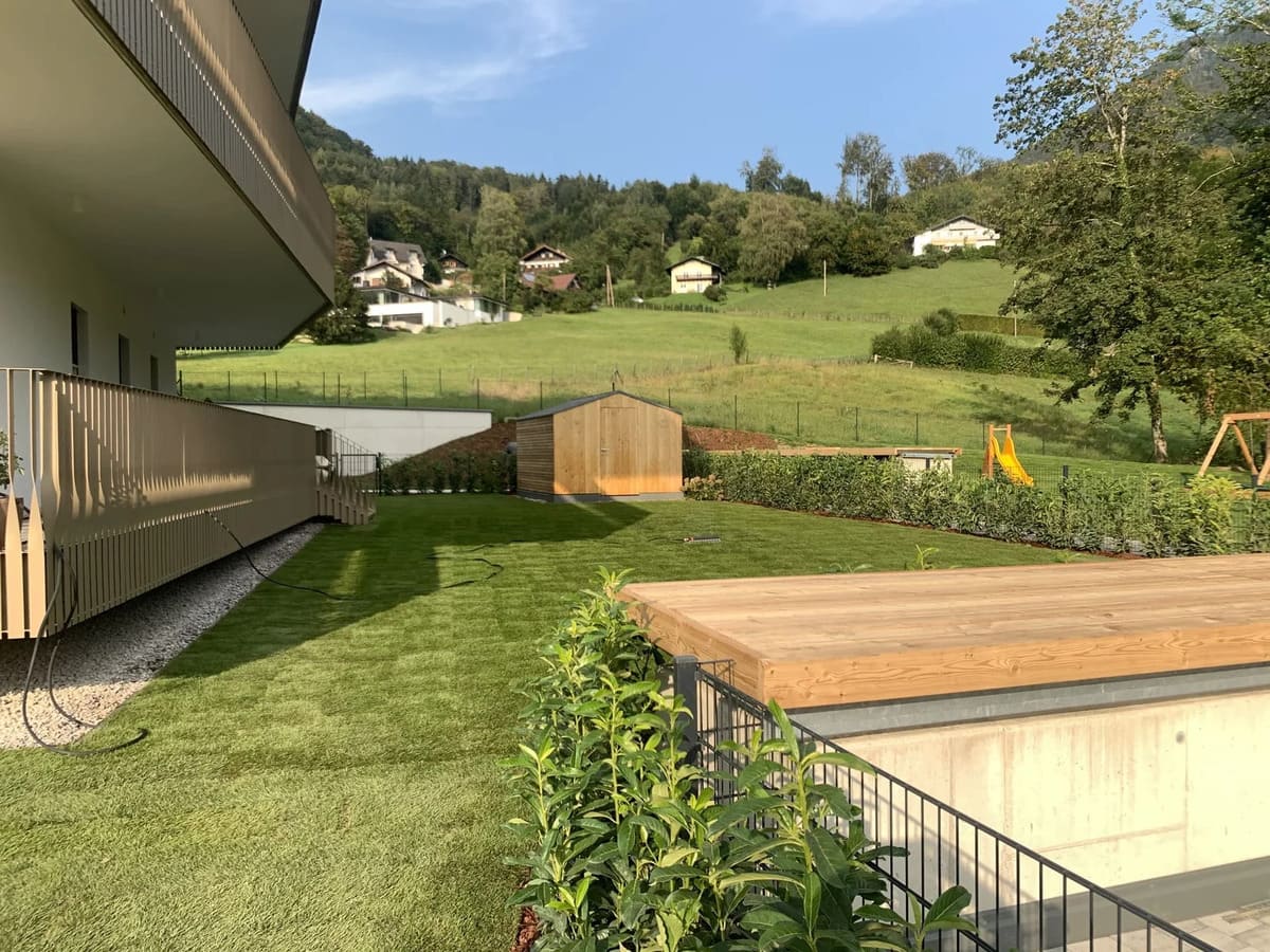 Moderner und strukturierter Garten mit einer grünen Wiese