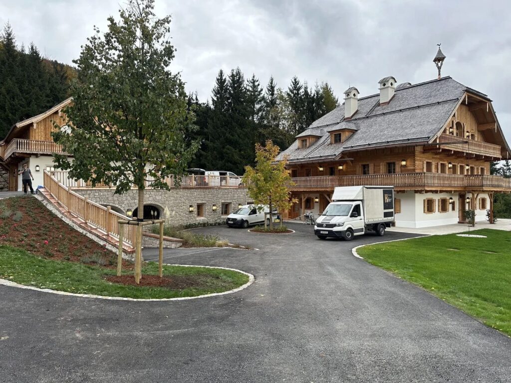 Einfahrt einer modernen Villa mit neu gepflanzten Bäumen